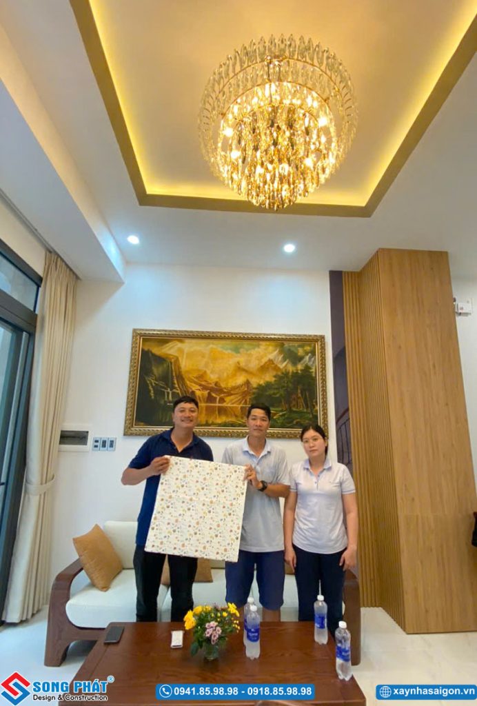 Đại diện Song Phát tặng quà bàn giao cho chủ nhà.