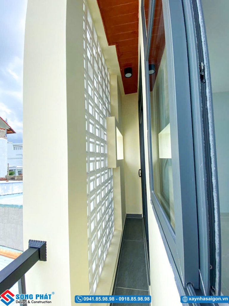 Không gian ban công nhỏ gọn được che chắn bằng tường gạch thông gió độc đáo.