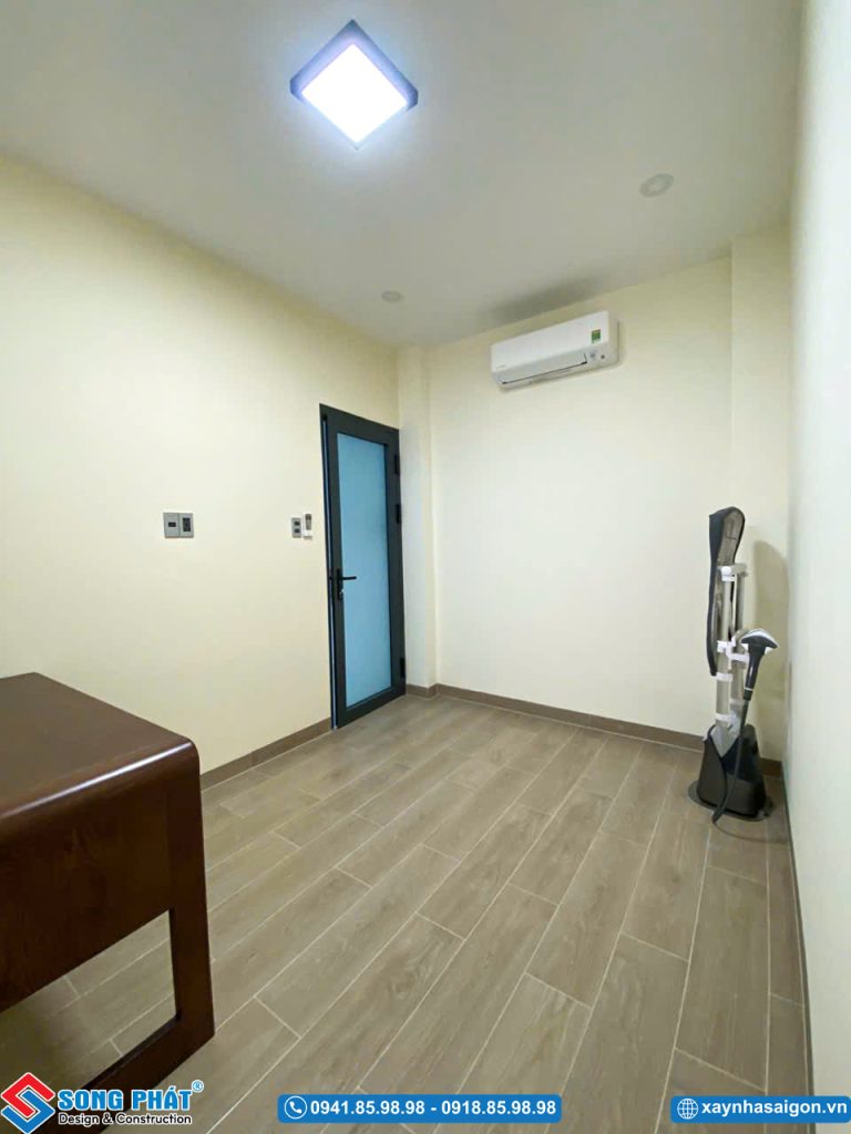 Góc nhìn hướng ra cửa phòng, trang bị máy lạnh và quạt hơi nước tiện nghi.