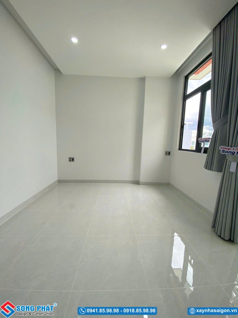 Mảng tường trống chuẩn bị lắp đặt nội thất, tối ưu ánh sáng tự nhiên qua hệ cửa kính.