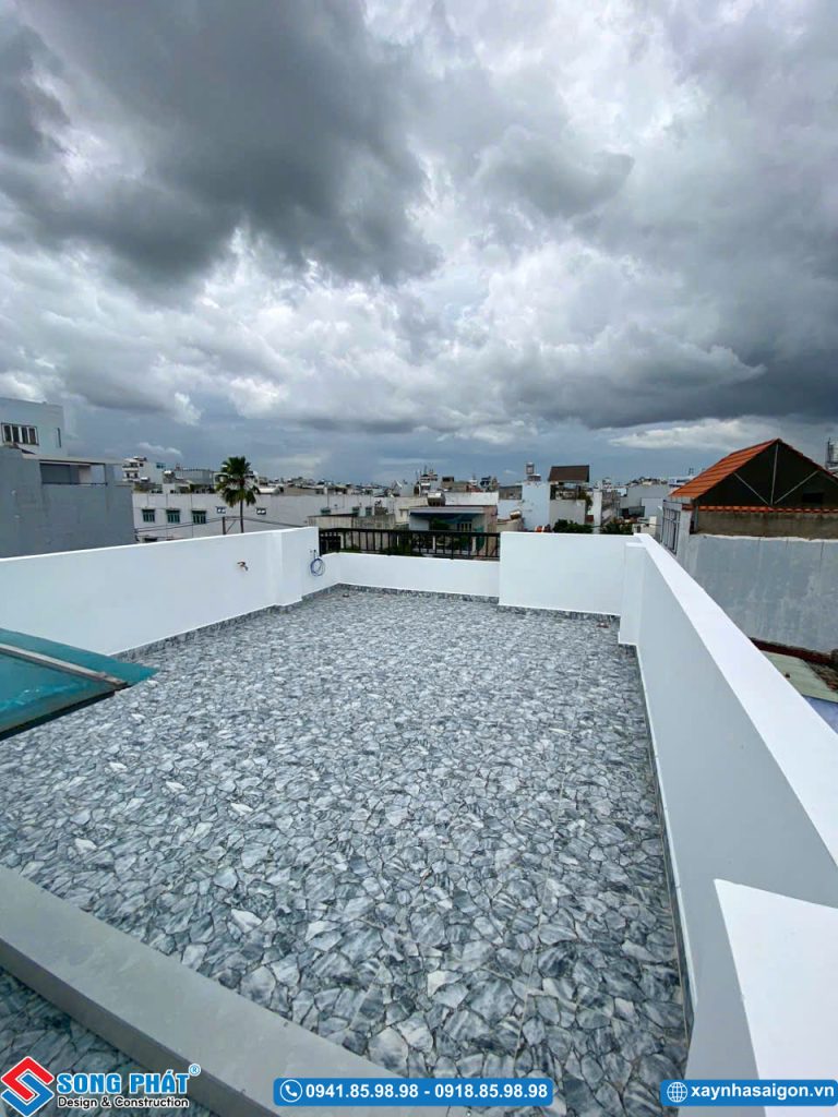 Khai thác trọn vẹn không gian sân thượng rộng rãi, lát gạch giả đá chống trượt sạch sẽ.