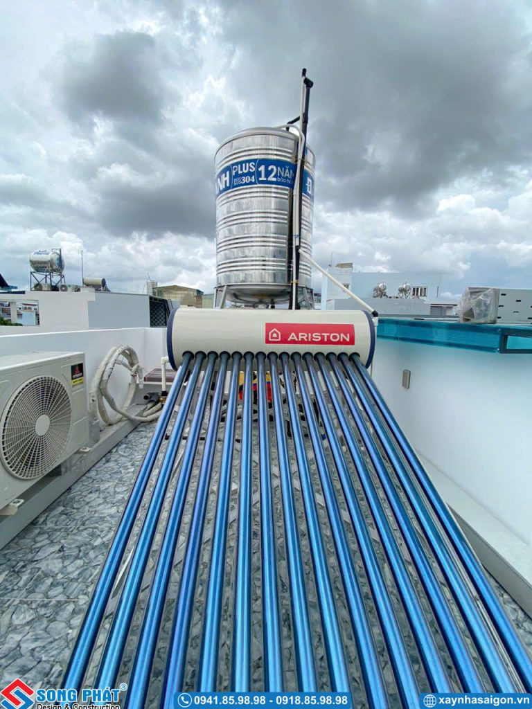 Bồn nước inox kết hợp hệ thống máy nước nóng năng lượng mặt trời Ariston lắp đặt chắc chắn trên mái.