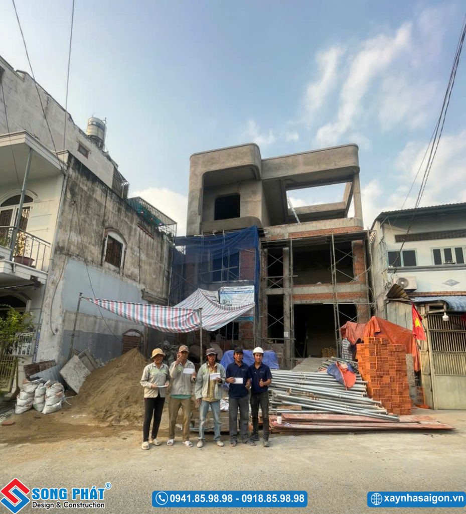 Kỹ sư giám sát, cai công trình và toàn bộ anh em thợ tại các dự án.